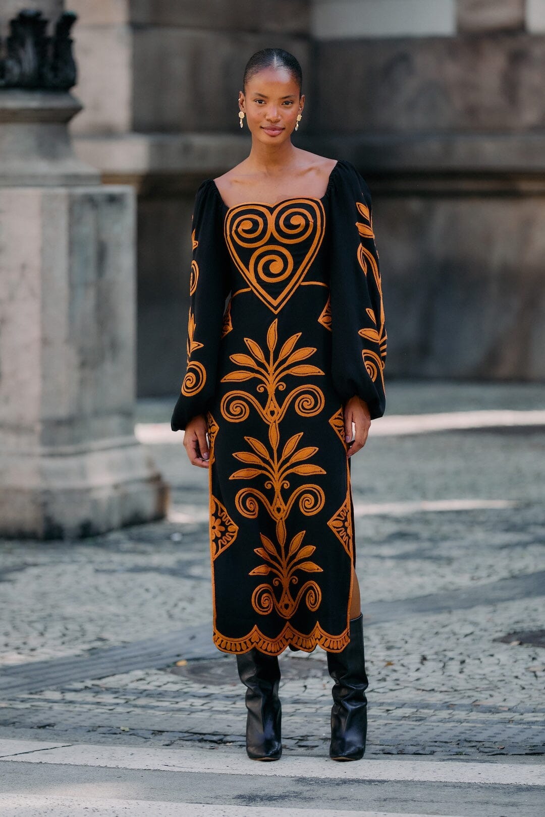 Black Cornely Ainika Embroidered Heart Midi Dress | FARM Rio Black Cornely Ainika Embroidered Heart Midi Dress | FARM Rio