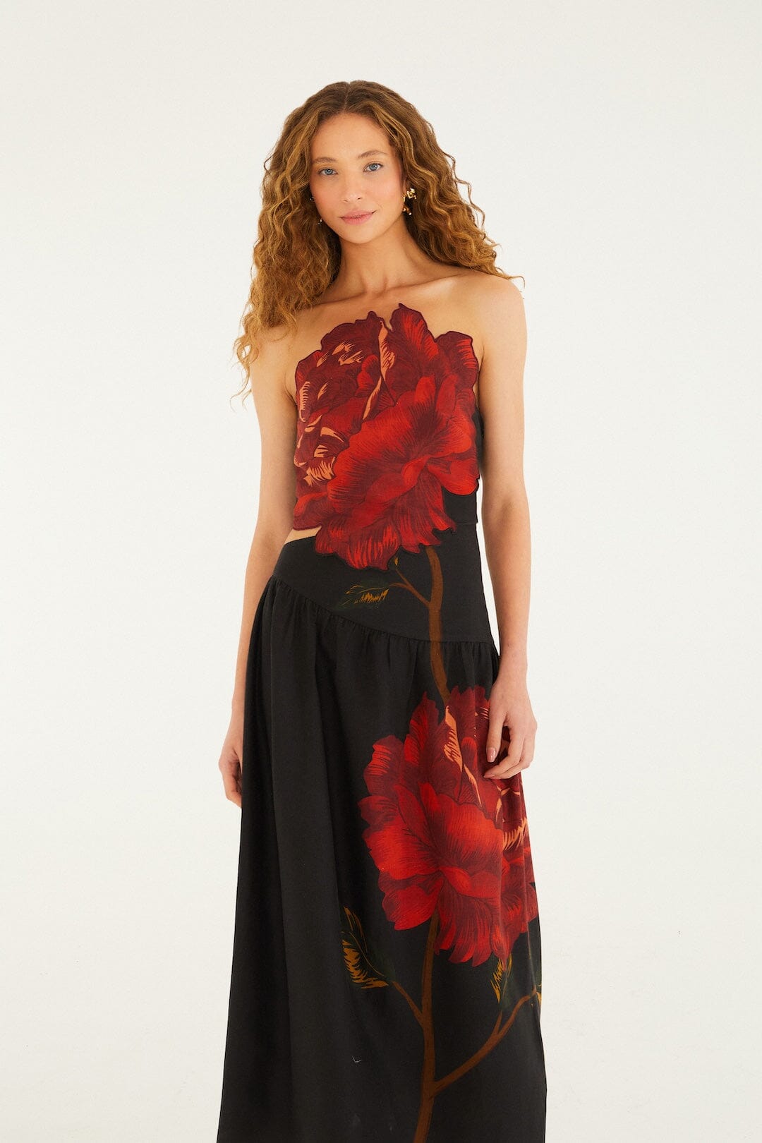 FARM Rio model wearing the Black Rosalia Artisanal Lenzing Ecovero Euroflax Midi Dress