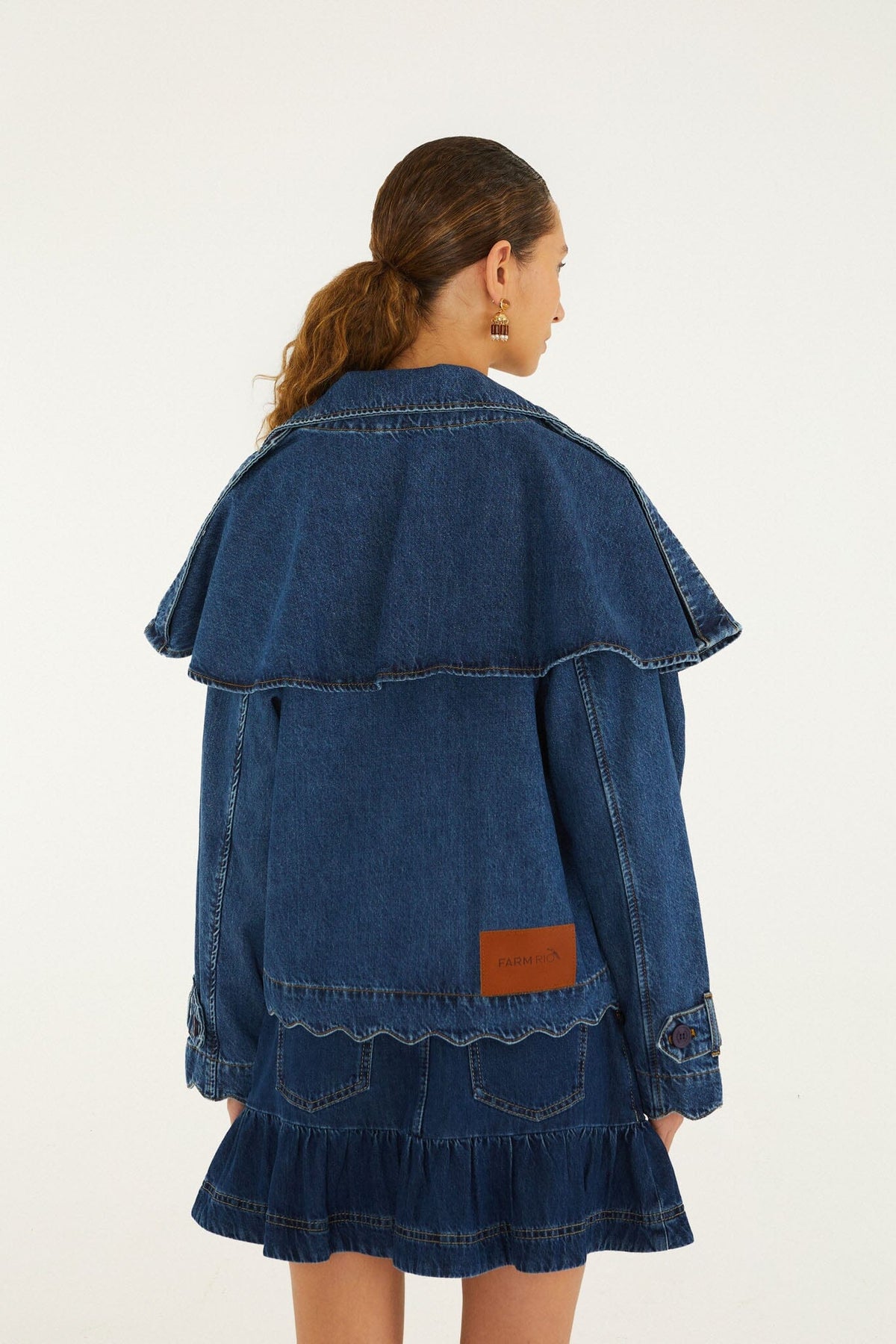 FARM Rio model wearing the Denim Buttoned Cropped Trench Coat