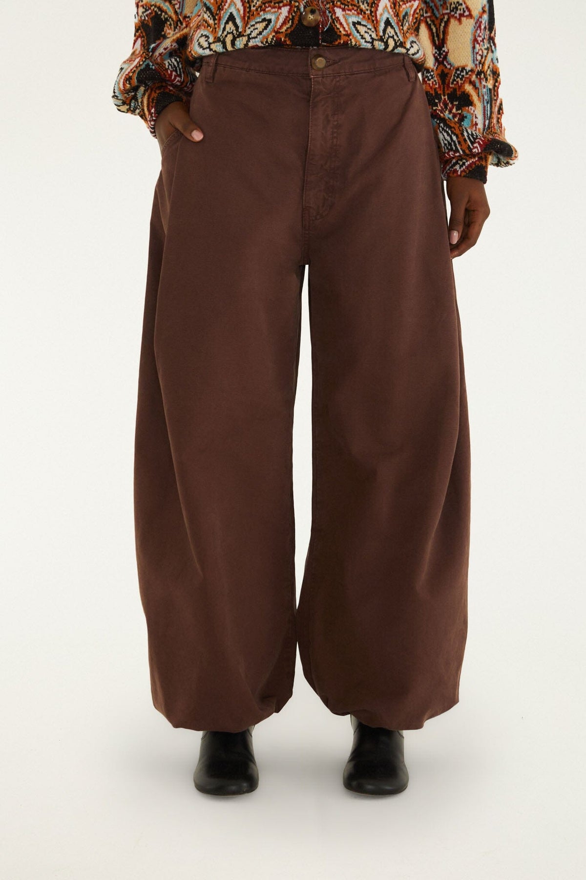 FARM Rio model wearing the Balloon Pockets Twill Pants
