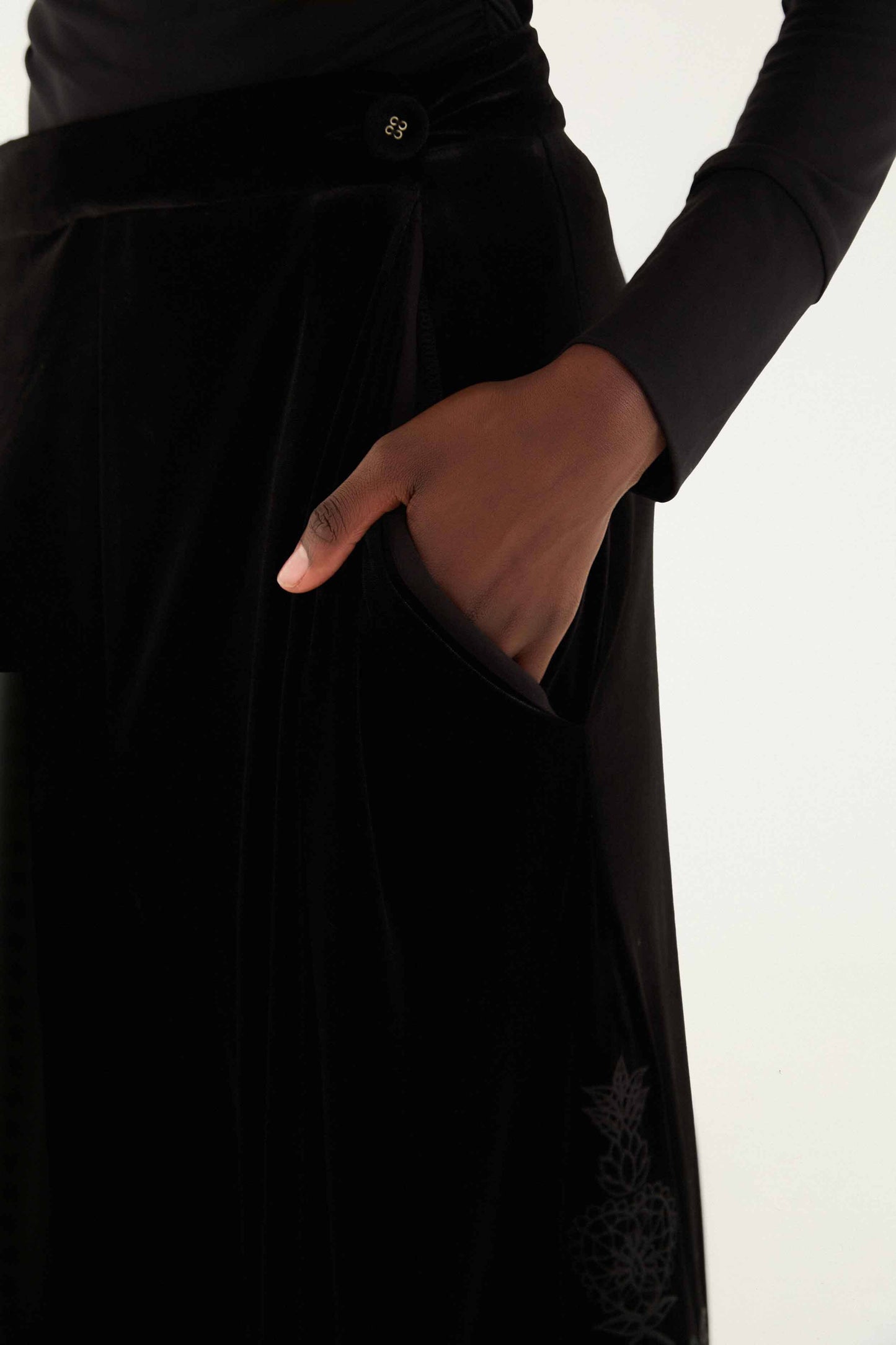 FARM Rio model wearing the Black Artichoke Heart Richelieu Pants