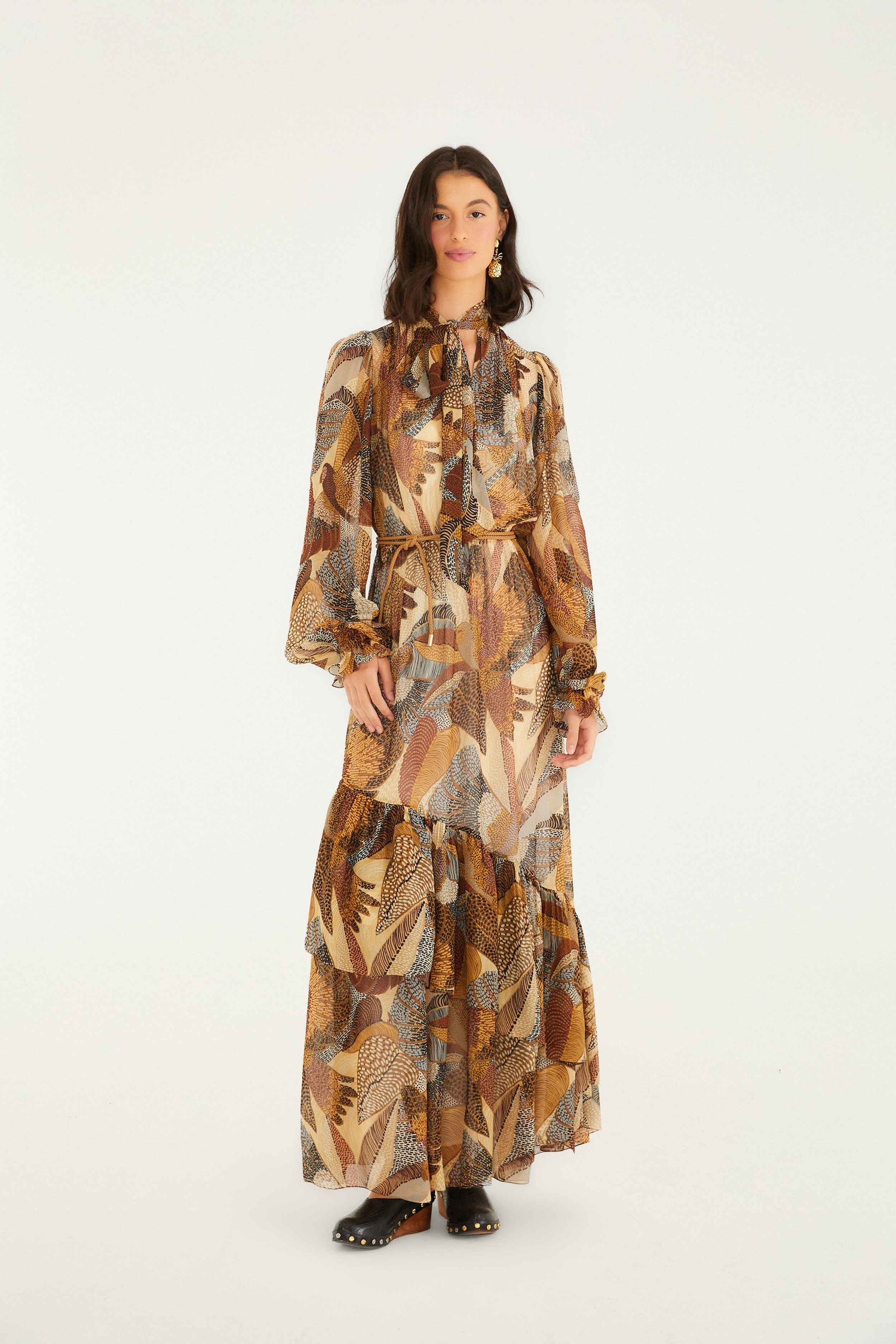 farm rio long sleeve dress Red Berry Garden Pleated Maxi while the fabric belt with a covered circular buckle offers a subtle touch of whimsy Farm Rio Women's Renata Floral