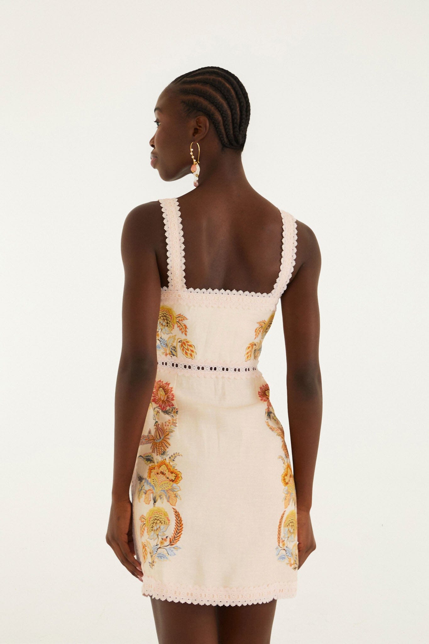 FARM Rio model wearing the Light Pink Ligia Lace Buttoned Euroflax Premium Linen Mini Dress
