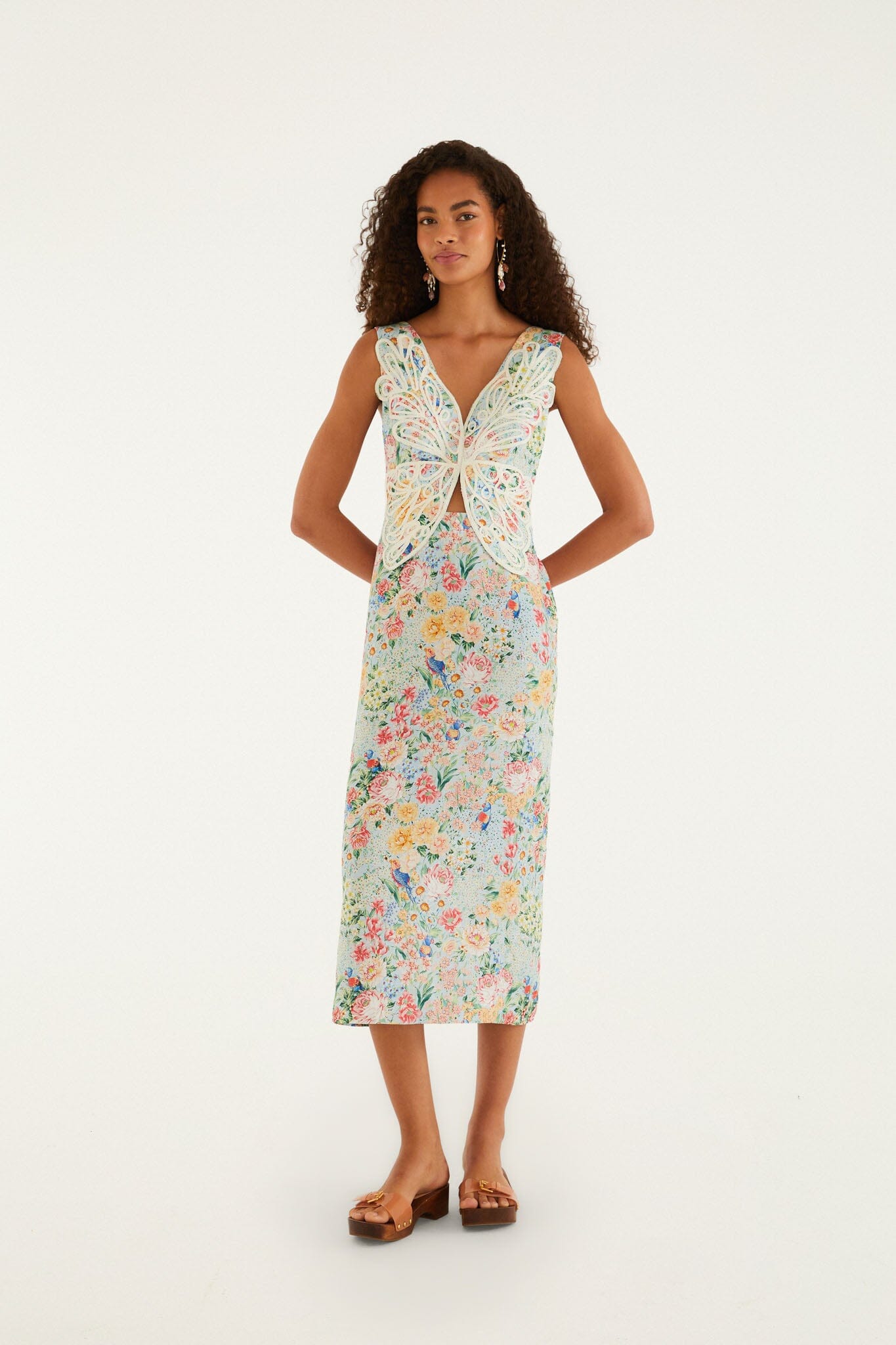 FARM Rio model wearing the Multicolor Rendeira 3d Bodice Euroflax Premium Linen Midi Dress