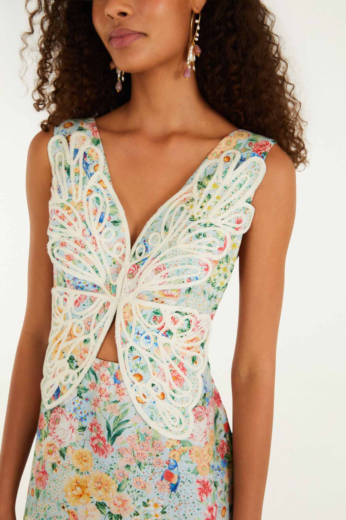 FARM Rio model wearing the Multicolor Rendeira 3d Bodice Euroflax Premium Linen Midi Dress
