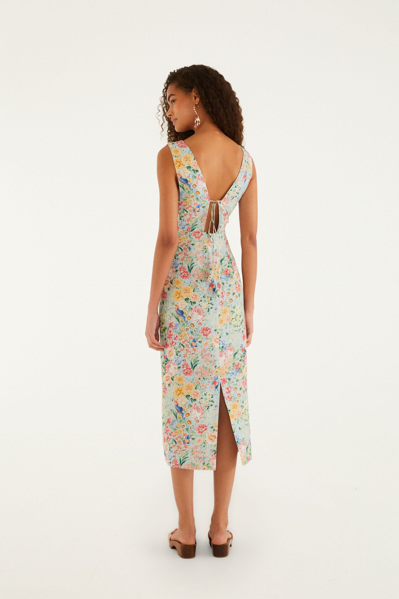FARM Rio model wearing the Multicolor Rendeira 3d Bodice Euroflax Premium Linen Midi Dress