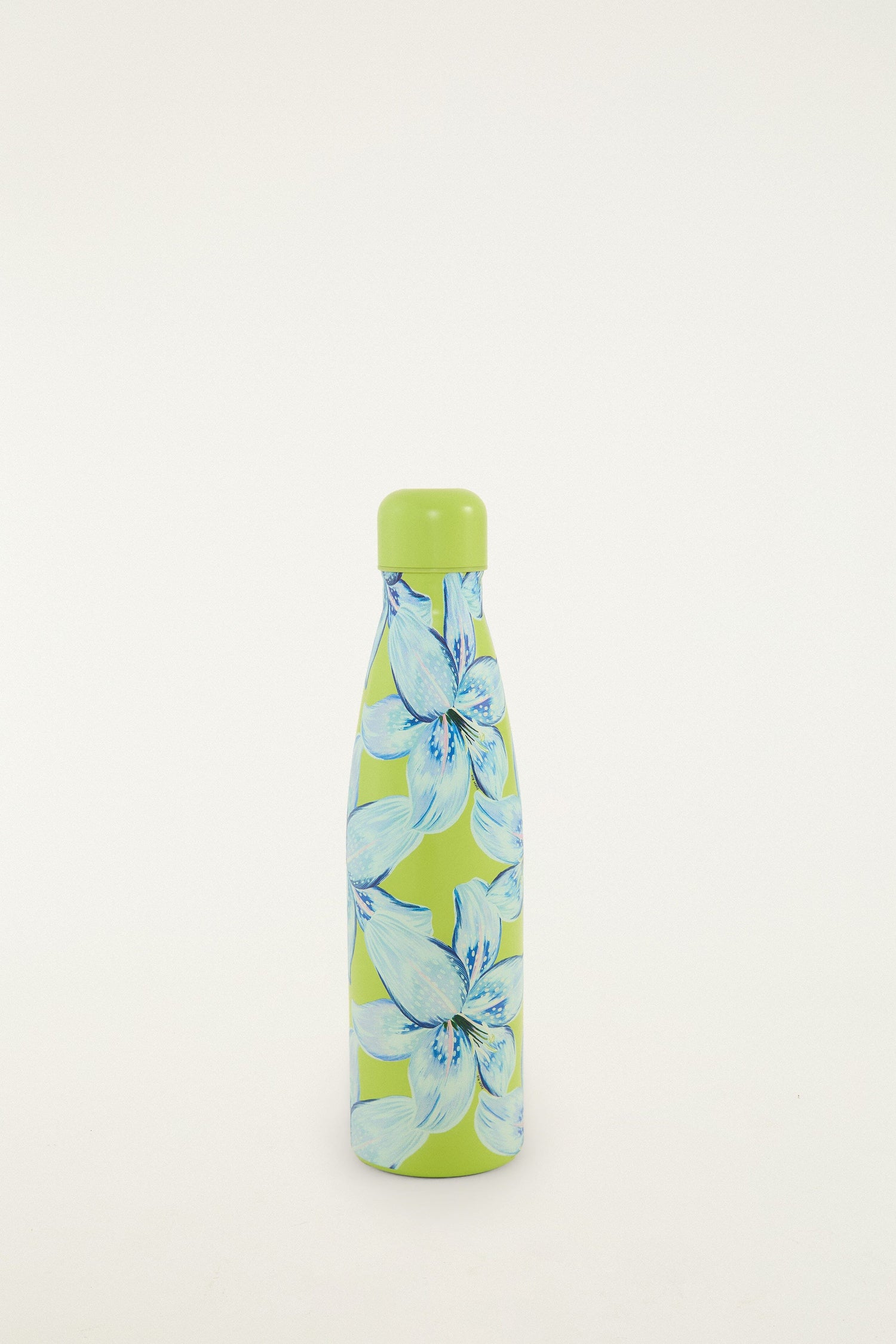 FARM Rio model wearing the Tropical Lily Blue Stay Fresh Bottle 500ml