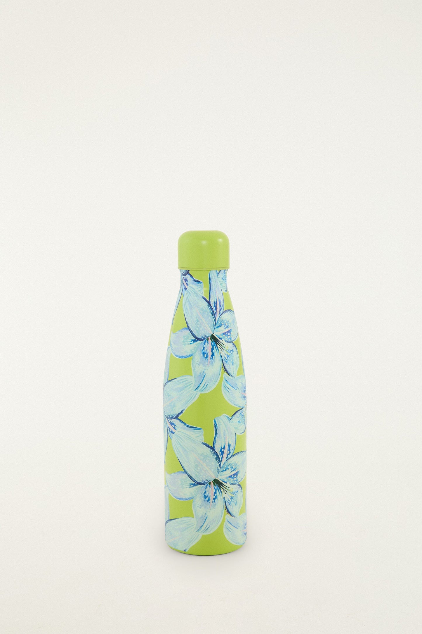 FARM Rio model wearing the Tropical Lily Blue Stay Fresh Bottle 500ml