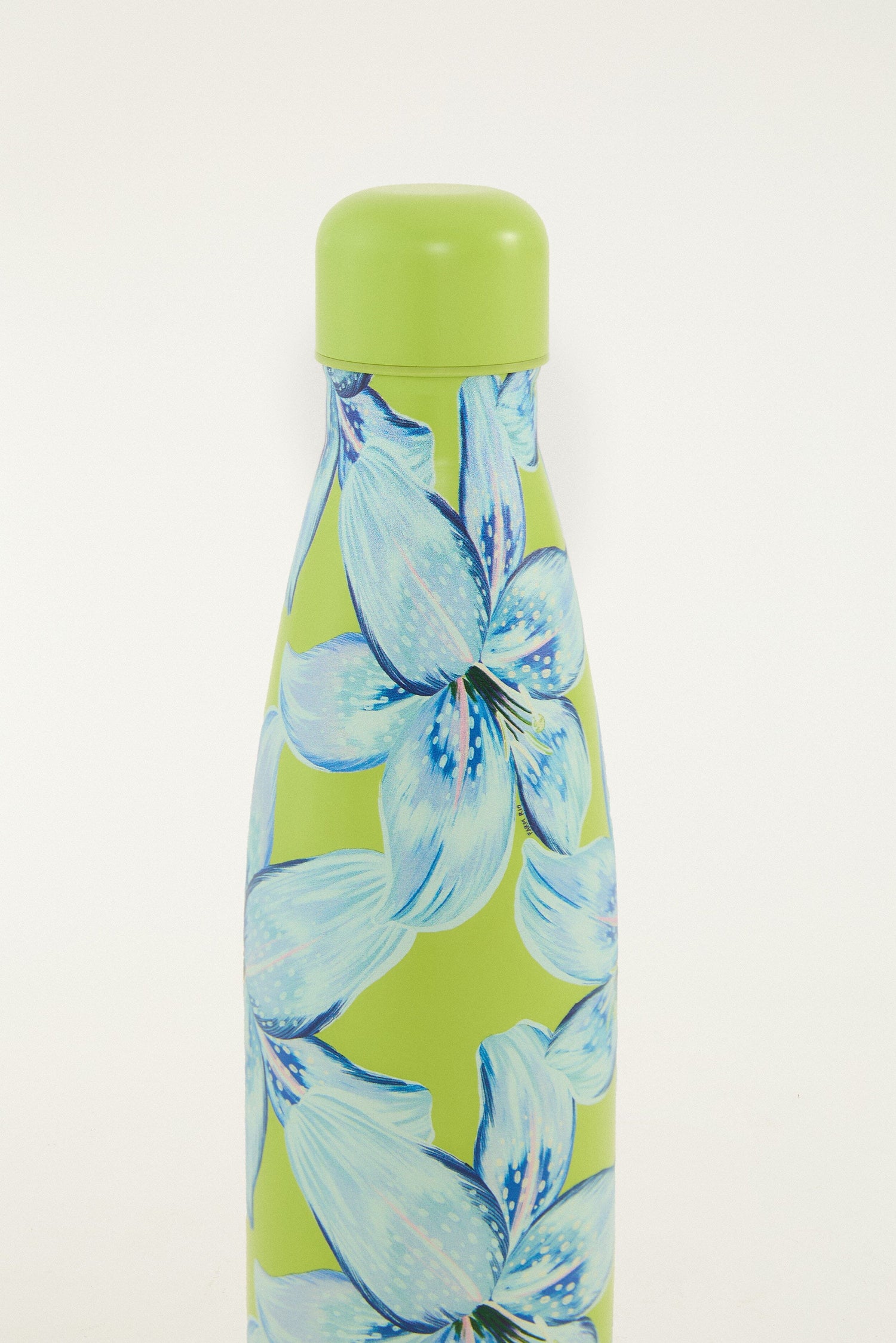 FARM Rio model wearing the Tropical Lily Blue Stay Fresh Bottle 500ml