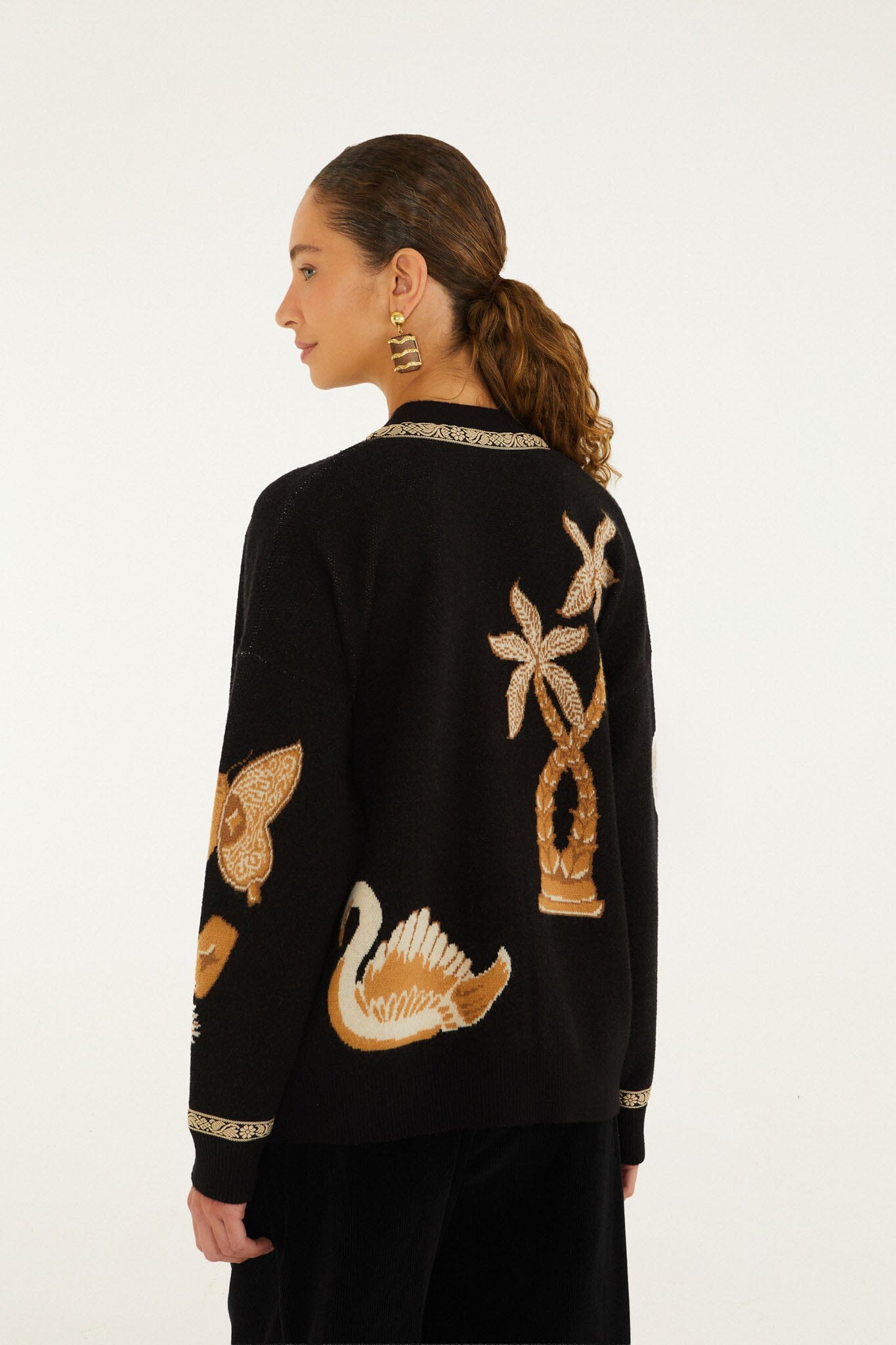 FARM Rio model wearing the Vintage Sourvenirs Buttoned Knit Cardigan