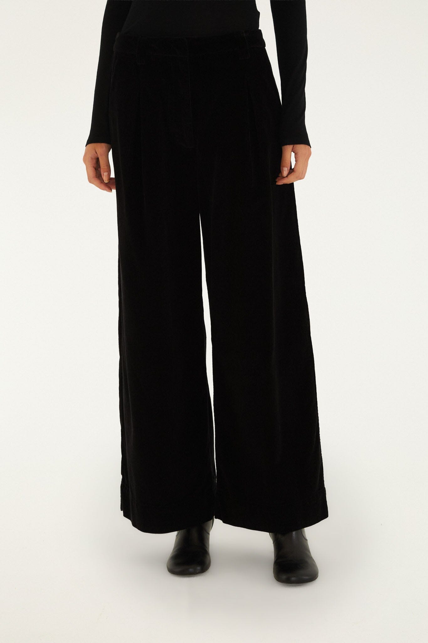 FARM Rio model wearing the Wide-Leg Tailored Corduroy Pants